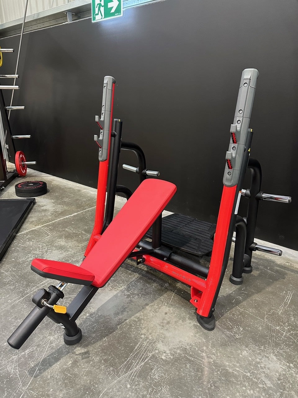 Matrix Magnum Breaker Olympic Incline Bench (Refurbished)